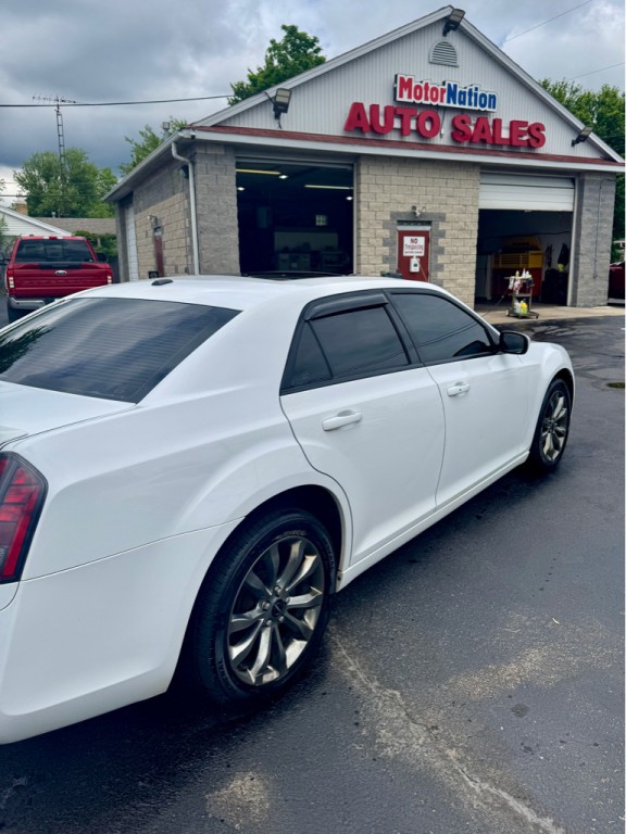 2014 Chrysler 300 Image 4