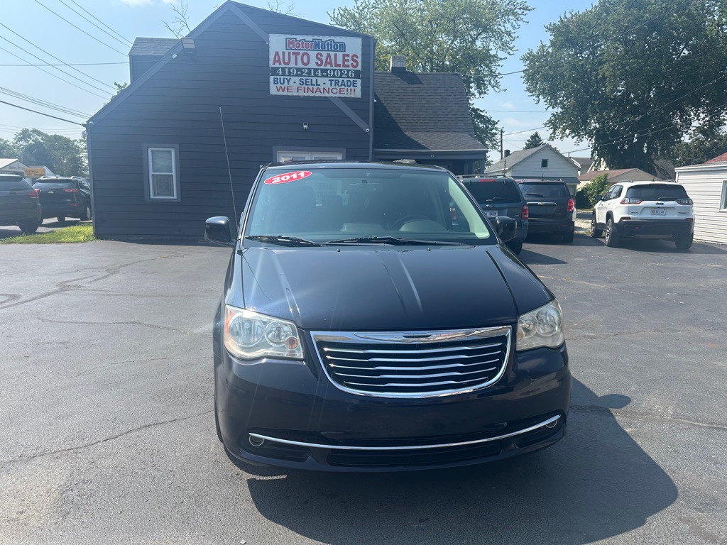 2011 Chrysler Town & Country Image 1