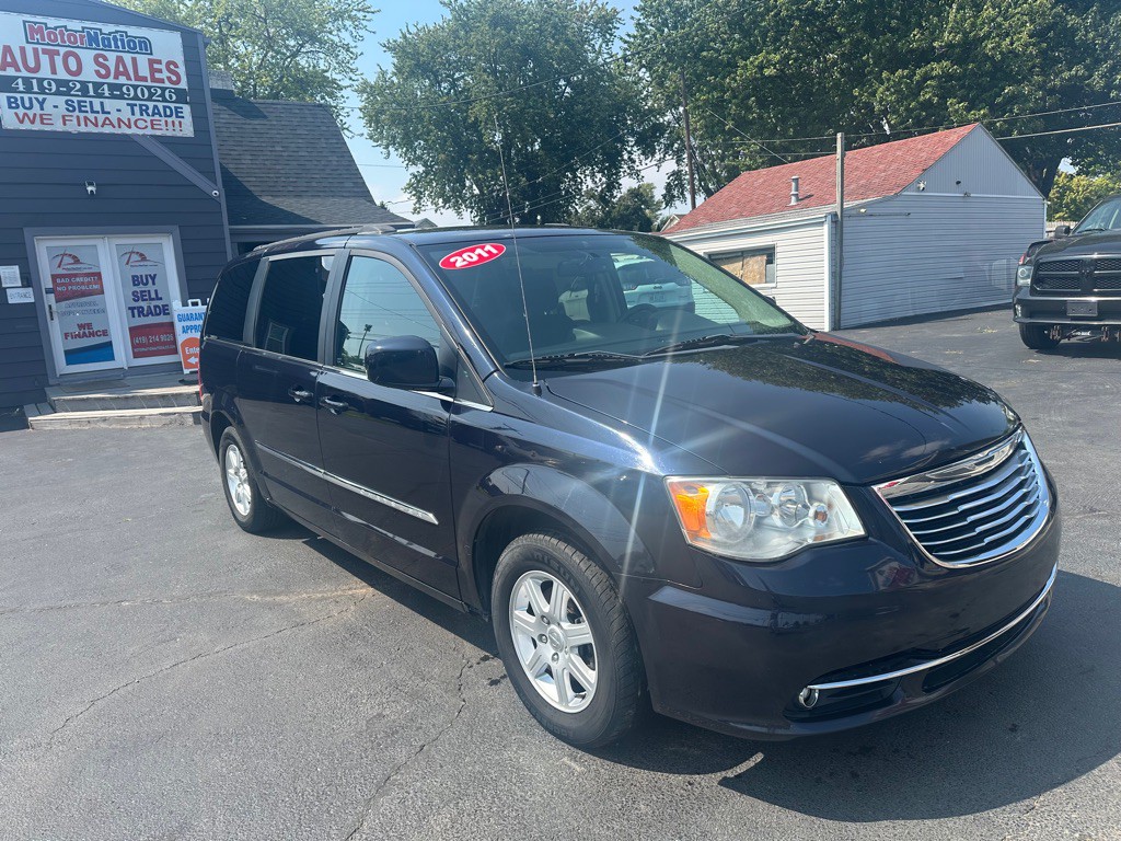 2011 Chrysler Town & Country Image 3
