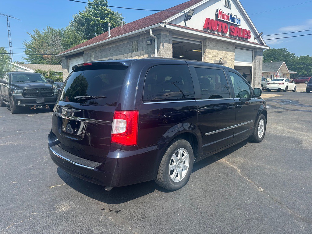 2011 Chrysler Town & Country Image 6