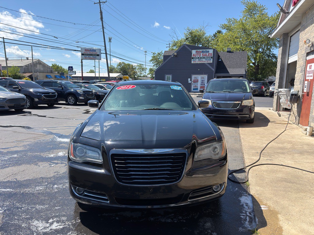 2014 Chrysler 300 Image 2