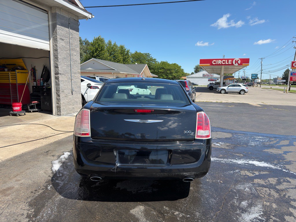 2014 Chrysler 300 Image 6