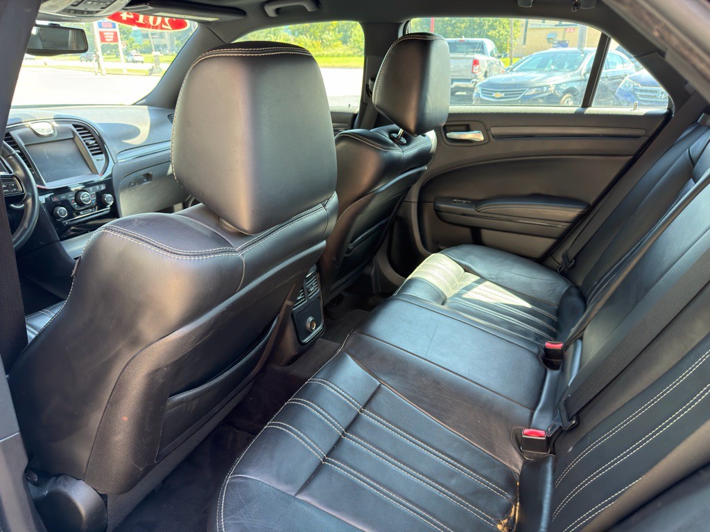 2014 Chrysler 300 Image 8