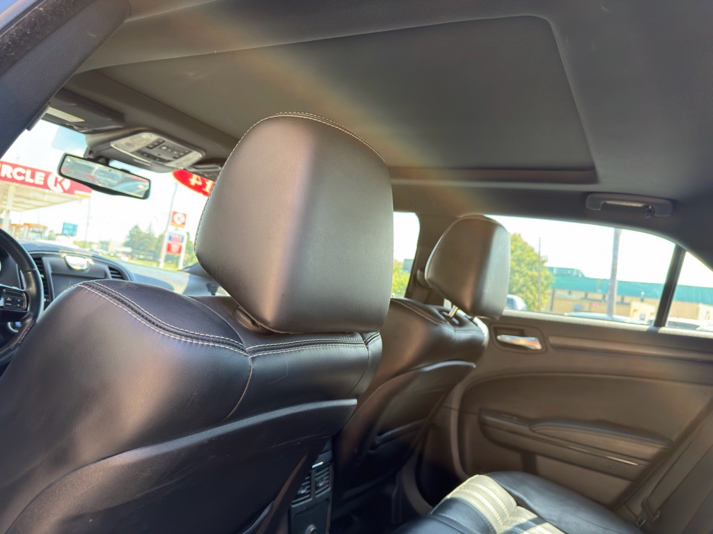 2014 Chrysler 300 Image 9