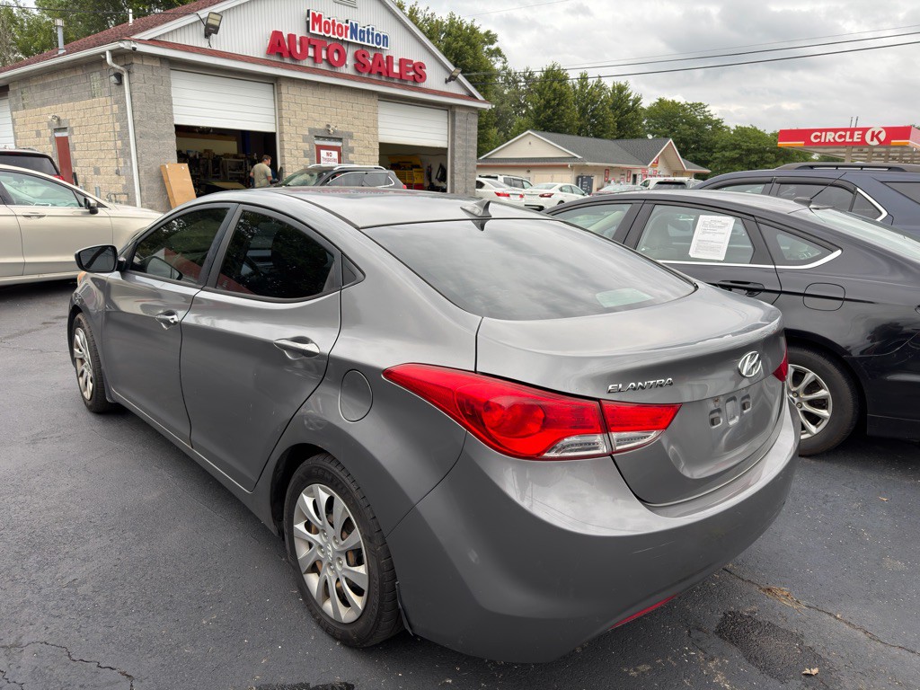 2013 Hyundai Elantra Image 8