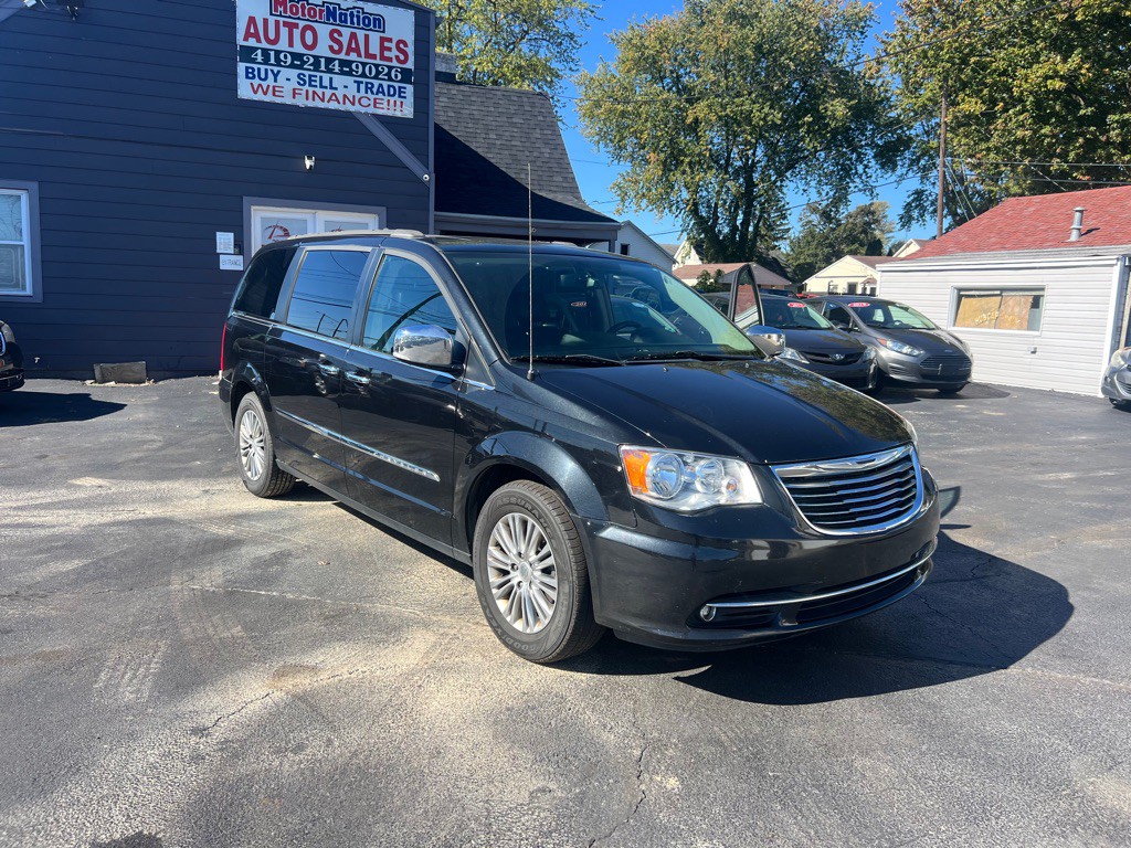 2016 Chrysler Town & Country Image 2