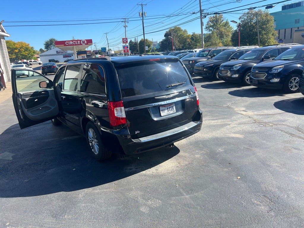 2016 Chrysler Town & Country Image 3