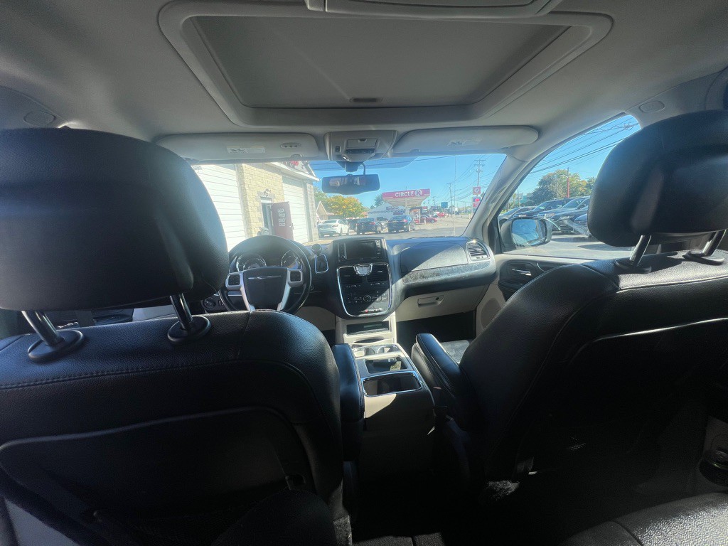 2016 Chrysler Town & Country Image 7