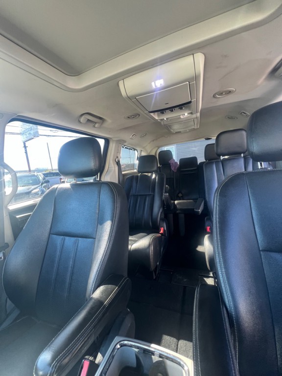 2016 Chrysler Town & Country Image 8