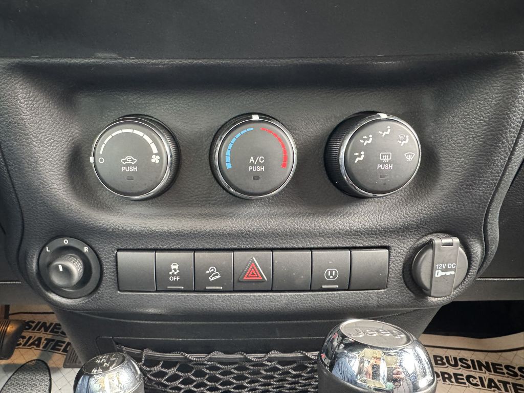 2013 Jeep Wrangler Image 14