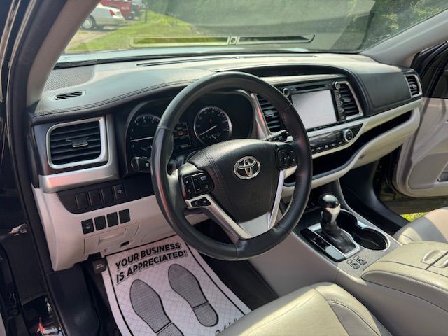 2016 Toyota Highlander Image 11