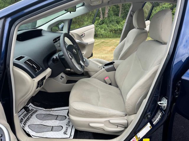 2012 Toyota Prius Image 11