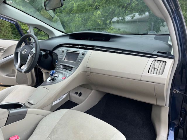 2012 Toyota Prius Image 13