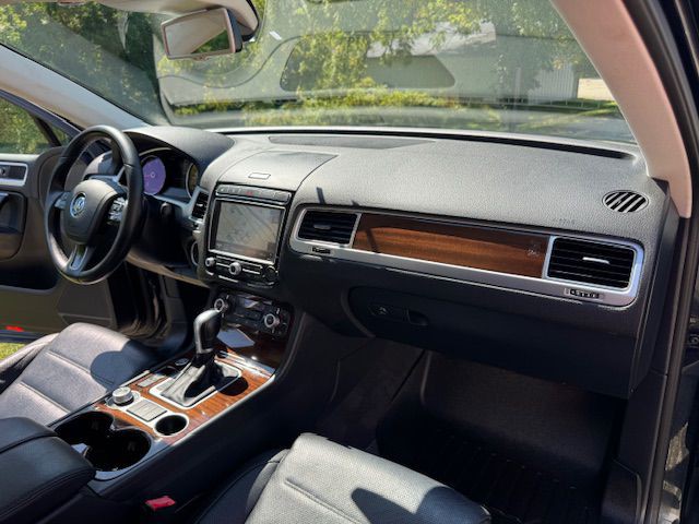 2016 Volkswagen Touareg Image 13