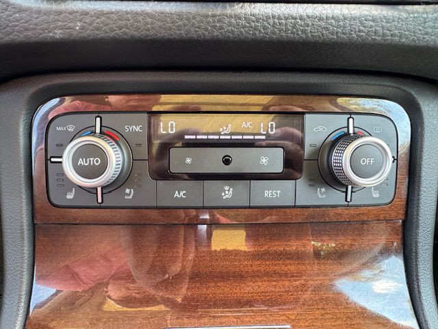 2016 Volkswagen Touareg Image 24