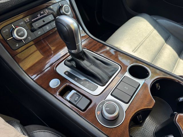2016 Volkswagen Touareg Image 25