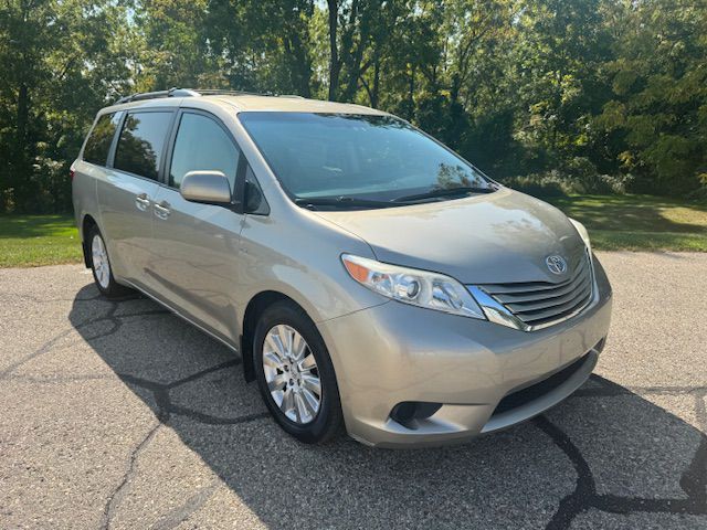 2016 Toyota Sienna Image 2