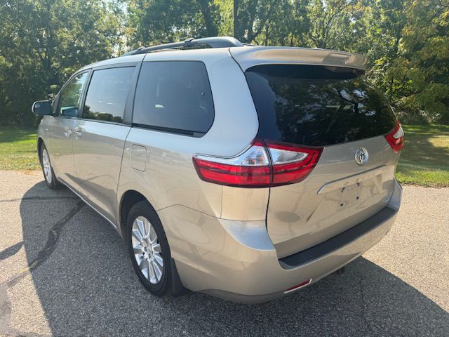 2016 Toyota Sienna Image 3