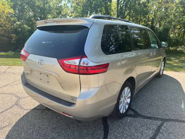 2016 Toyota Sienna Image 4