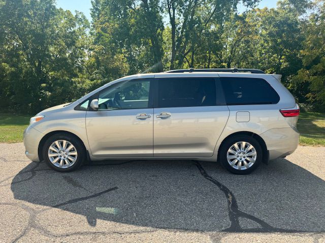 2016 Toyota Sienna Image 5