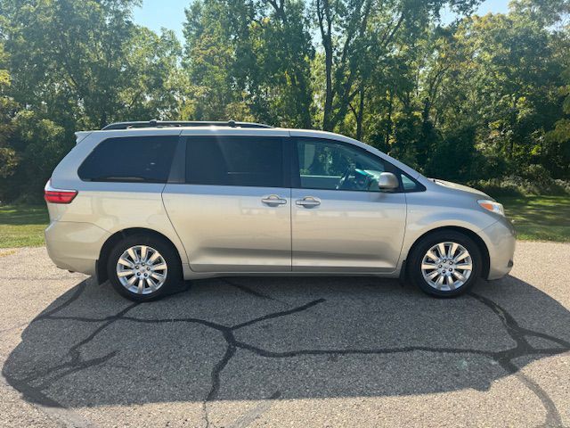 2016 Toyota Sienna Image 6