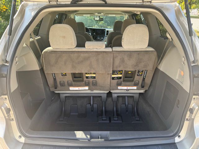 2016 Toyota Sienna Image 7