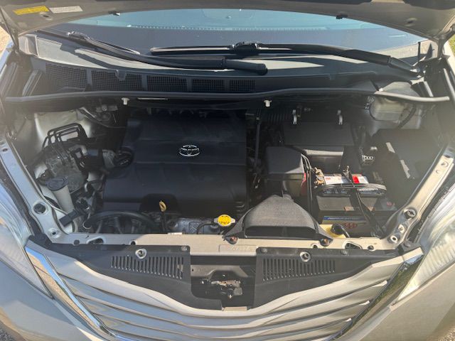 2016 Toyota Sienna Image 8