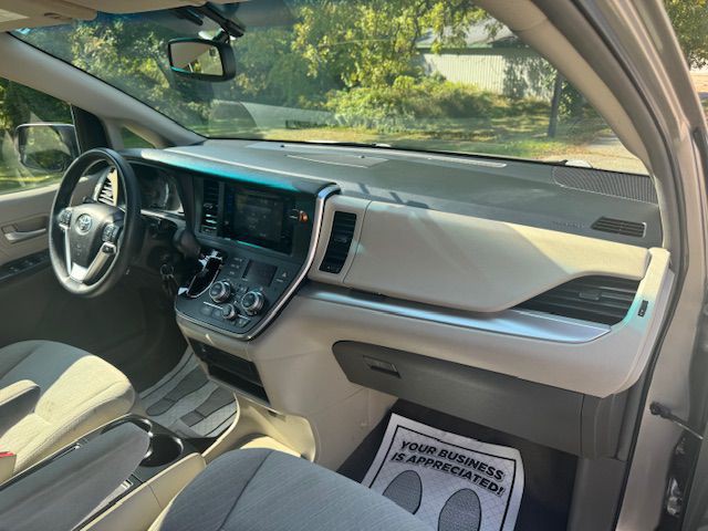 2016 Toyota Sienna Image 10