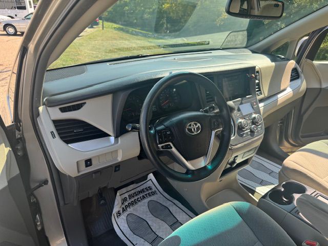 2016 Toyota Sienna Image 11