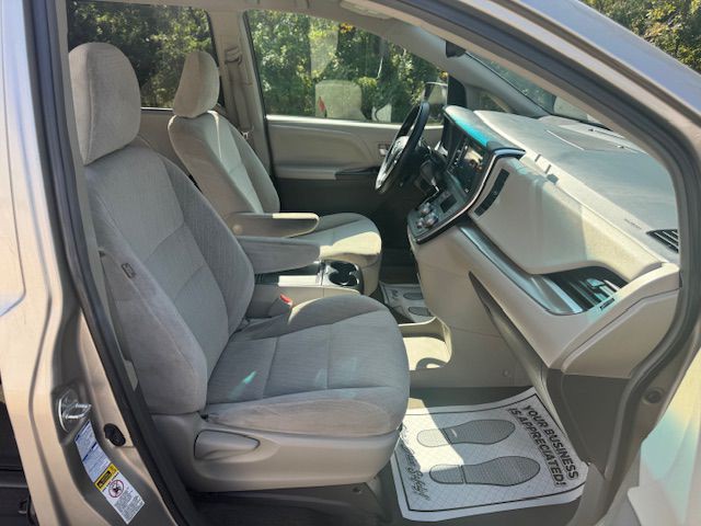 2016 Toyota Sienna Image 12