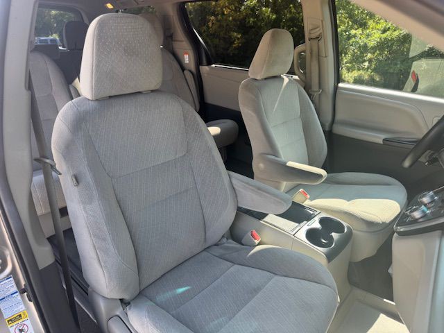 2016 Toyota Sienna Image 13
