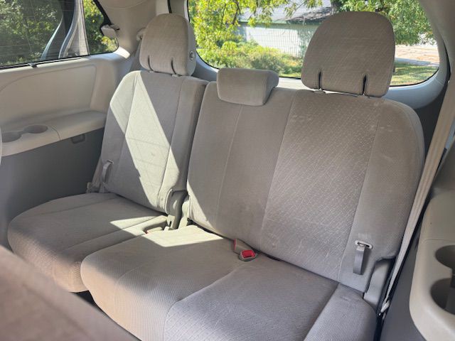 2016 Toyota Sienna Image 16