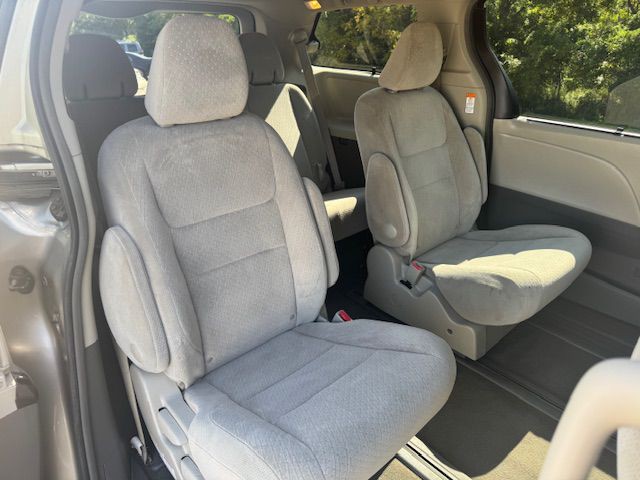 2016 Toyota Sienna Image 17