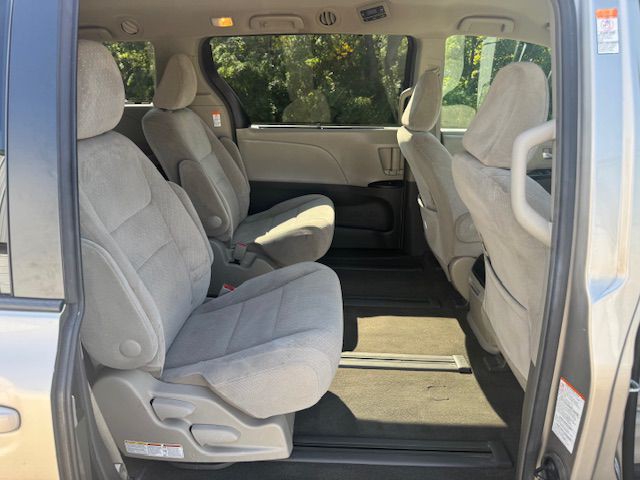 2016 Toyota Sienna Image 18