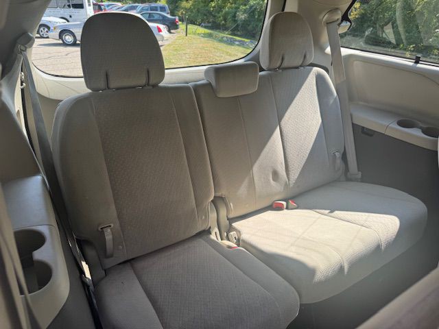 2016 Toyota Sienna Image 19