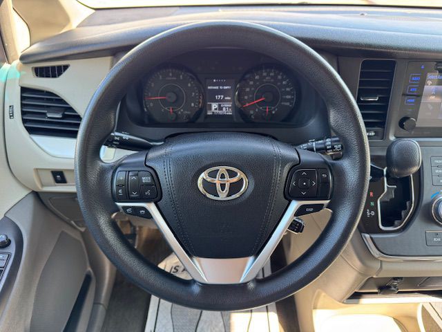2016 Toyota Sienna Image 20