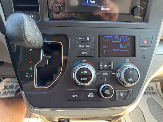2016 Toyota Sienna Image 24