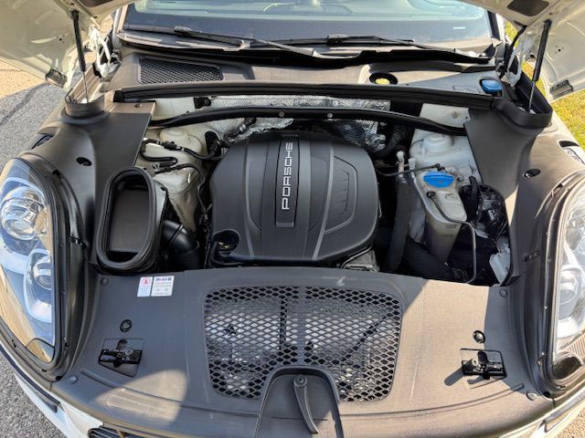 2017 Porsche Macan Image 9