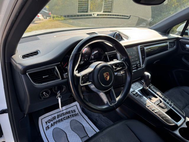 2017 Porsche Macan Image 11