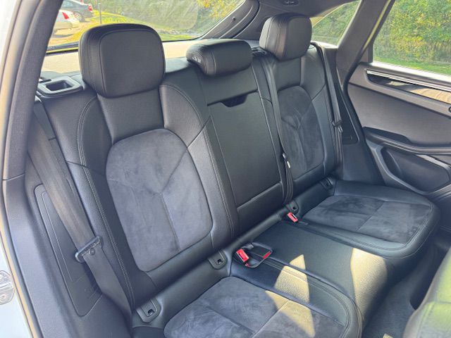 2017 Porsche Macan Image 19