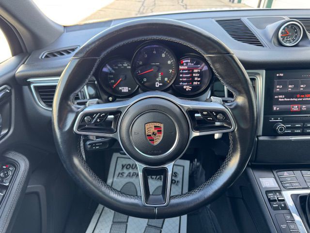 2017 Porsche Macan Image 21
