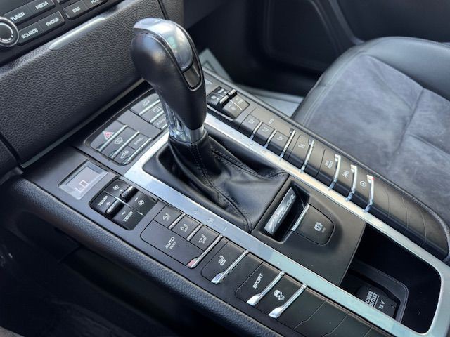 2017 Porsche Macan Image 27