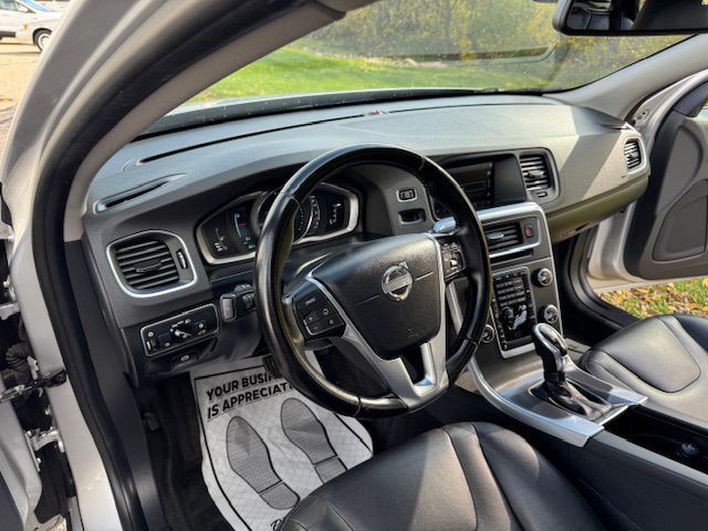 2015 Volvo V60 Image 11