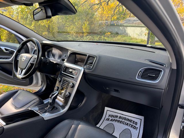 2015 Volvo V60 Image 12