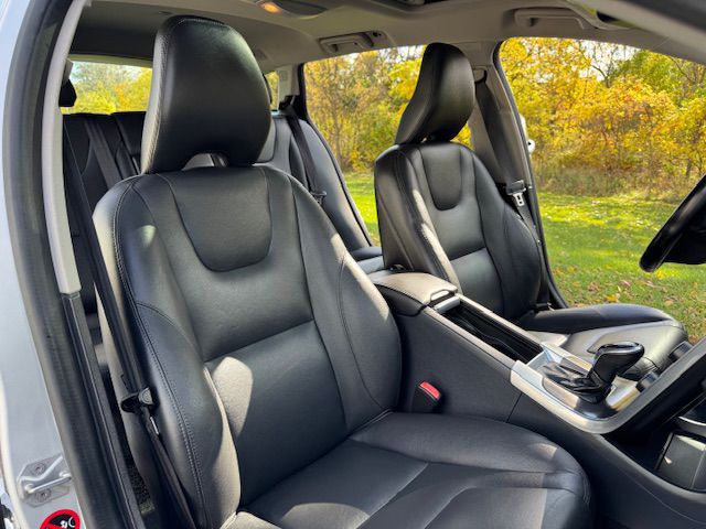 2015 Volvo V60 Image 13