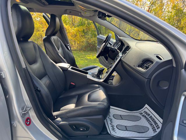 2015 Volvo V60 Image 14
