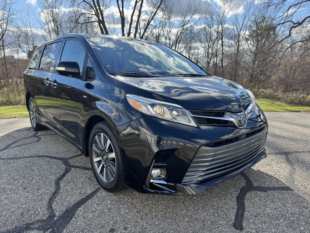 2018 Toyota Sienna Image 2