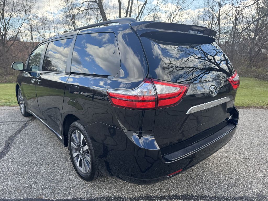2018 Toyota Sienna Image 3