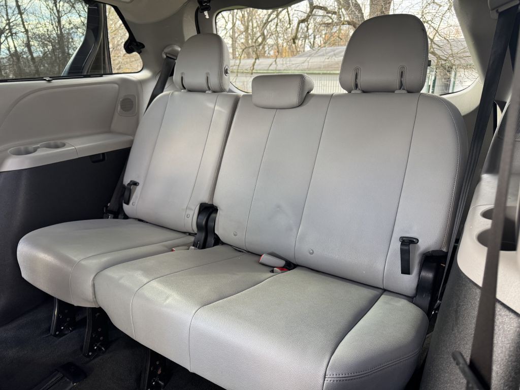 2018 Toyota Sienna Image 19