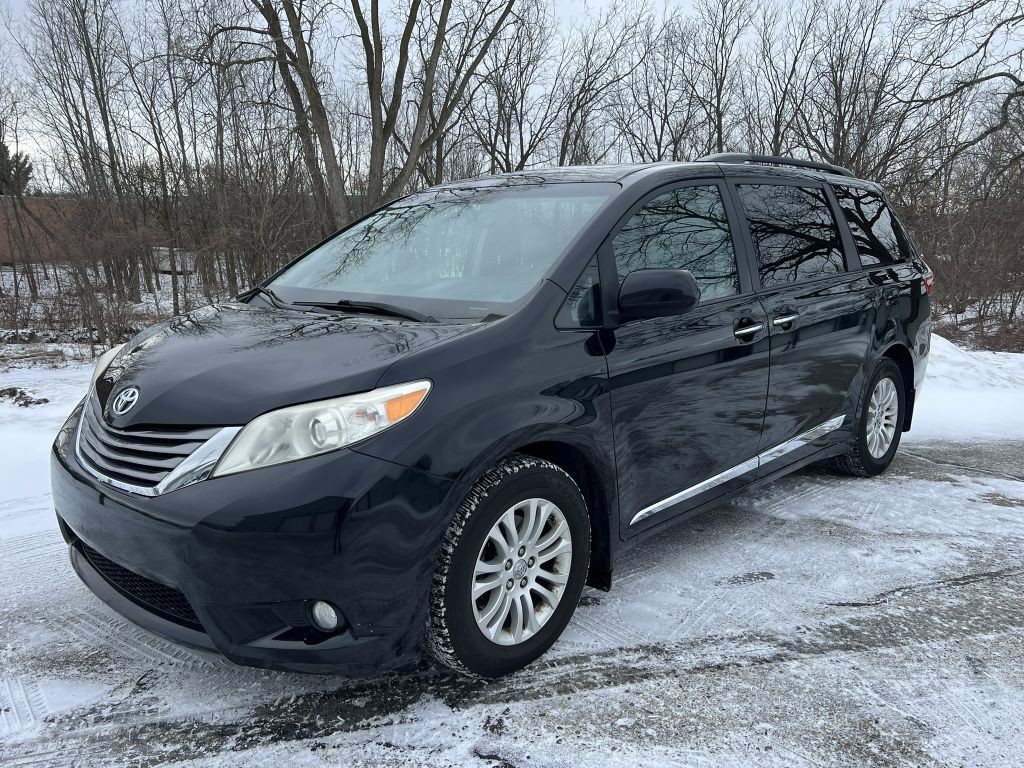 2017 Toyota Sienna Image 1